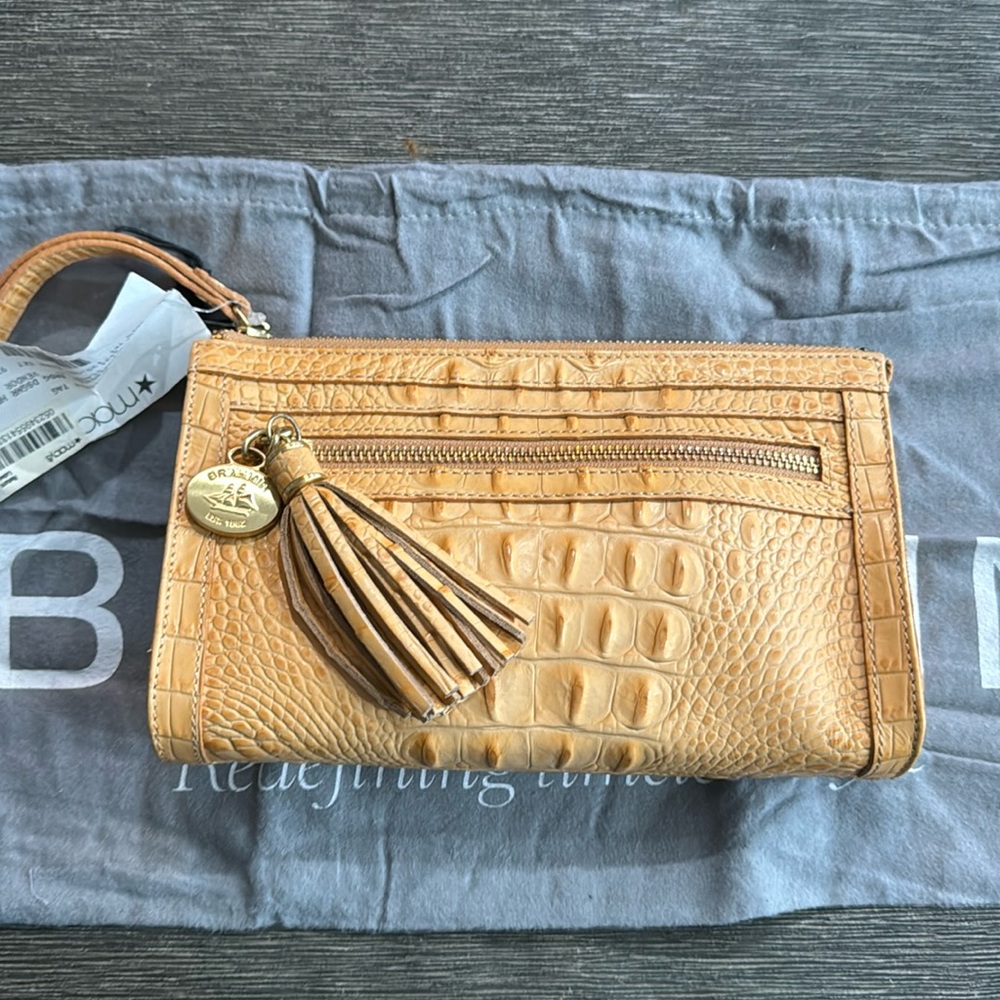 Bnwt Brahmin zip clutch